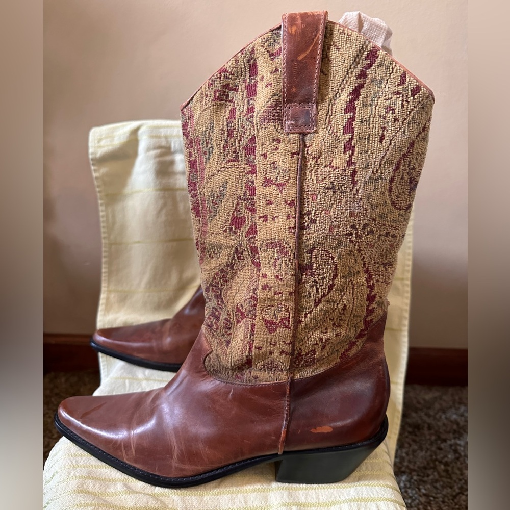 Vero Cuoio tapestry and leather cowboy boots made in Brazil. Worn size 10.